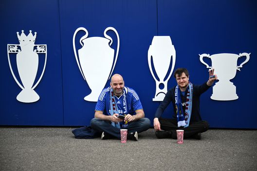LONDRA, INGHILTERRA - 5 MAGGIO: Tifosi del Chelsea seduti fuori dallo stadio in attesa dell'ingresso prima della partita di Premier League tra Chelsea FC e West Ham United a Stamford Bridge, il 5 maggio 2024 a Londra, Inghilterra. (Foto di Justin Setterfield/Getty Images) Flamengo – Chelsea: coreografie, cori e tifosi. Due mondi, una fede- immagine 5