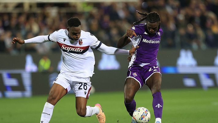 FLORENCE, ITALY - MAY 18: Jhon Lucumi' of Bologna FC 1909 battles for the ball with Moise Kean of ACF Fiorentina during the Serie A match between Fiorentina and Bologna at Stadio Artemio Franchi on May 18, 2025 in Florence, Italy. (Photo by Gabriele Maltinti/Getty Images) Fiorentina-Bologna, dove vedere l’incontro in diretta tv e streaming LIVE - immagine 1