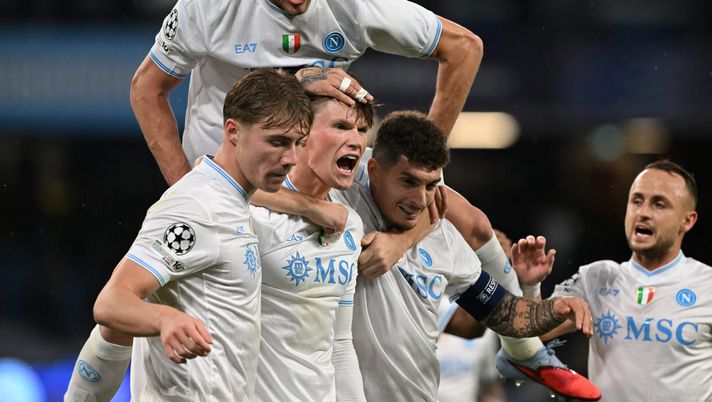 NAPLES, ITALY - NOVEMBER 25: Scott McTominay of SSC Napoli celebrates after scoring his side first goal during the UEFA Champions League 2025/26 League Phase MD5 match between SSC Napoli and Qarabag FK at Stadio Diego Armando Maradona on November 25, 2025 in Naples, Italy. (Photo by Francesco Pecoraro/Getty Images) classifica champions league