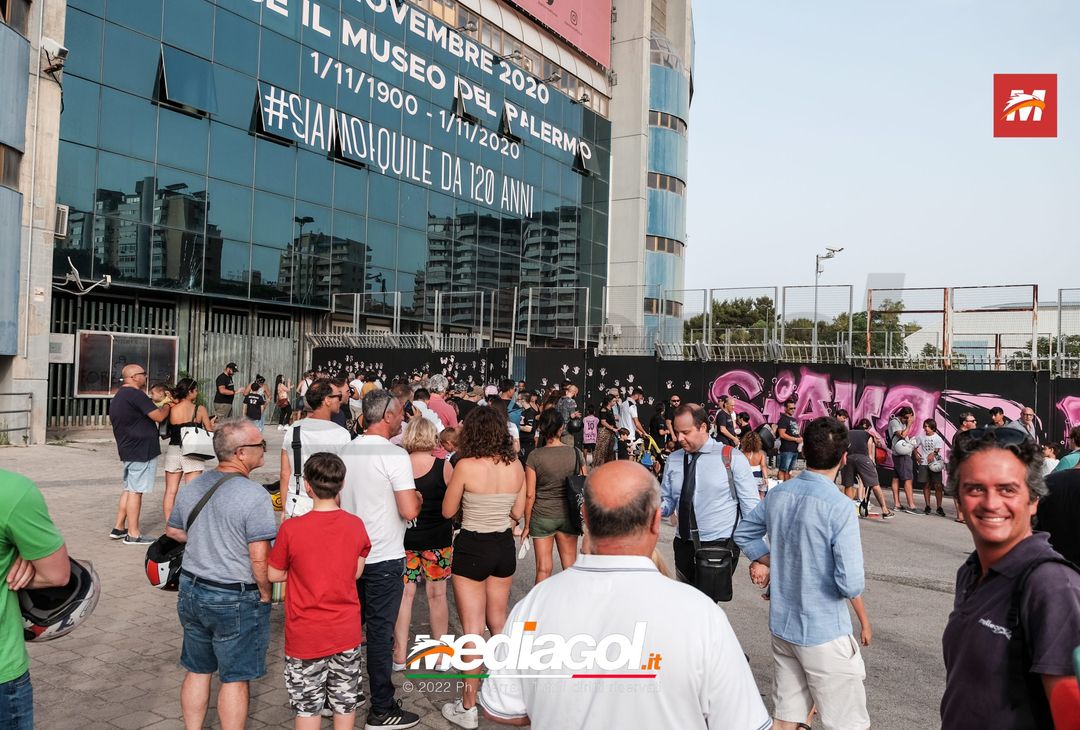 FOTO Palermo, le impronte rosa sul murales del ‘Renzo Barbera’ (Gallery) - immagine 56