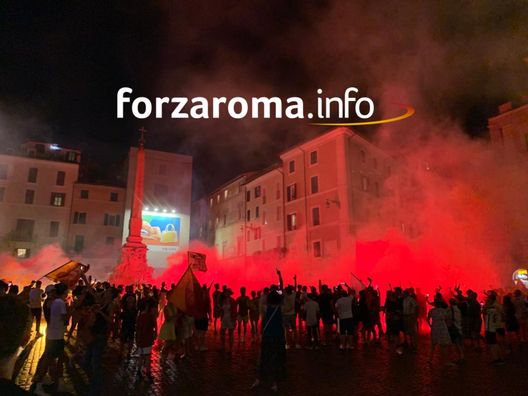 La Roma compie 96 anni. I tifosi colorano la città. Coreografia sull’Isola Tiberina- immagine 7