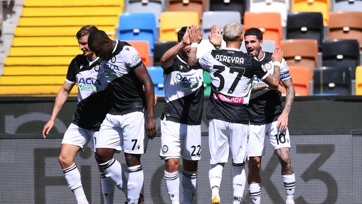 UDINE, ITALY - MAY 08: Rodrigo De Paul of Udinese Calcio celebrates after scoring their team's first goal with Tolgay Arslan and Roberto Pereyra during the Serie A match between Udinese Calcio and Bologna FC at Dacia Arena on May 08, 2021 in Udine, Italy. Sporting stadiums around Italy remain under strict restrictions due to the Coronavirus Pandemic as Government social distancing laws prohibit fans inside venues resulting in games being played behind closed doors. (Photo by Alessandro Sabattini/Getty Images) Serie A, l’Udinese è pronta: “La prima partita contro la Juve è stimolante” - immagine 1