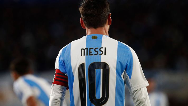 BUENOS AIRES, ARGENTINA - SEPTEMBER 04: Lionel Messi of Argentina looks on during the South American FIFA World Cup 2026 Qualifier match between Argentina and Venezuela at Estadio Más Monumental Antonio Vespucio Liberti on September 04, 2025 in Buenos Aires, Argentina. (Photo by Marcos Brindicci/Getty Images) Ufficiale, annullata la Finalissima tra Spagna e Argentina: il motivo e la nota - immagine 1