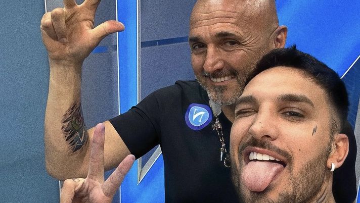 Luciano Spalletti si è fatto tatuare da Valentino Russo il terzo scudetto: una dimostrazione del suo amore per Napoli essendo anche il primo tatuaggio della sua vita. Luciano Spalletti si è fatto tatuare da Valentino Russo il terzo scudetto: una dimostrazione del suo amore per Napoli essendo anche il primo tatuaggio della sua vita.