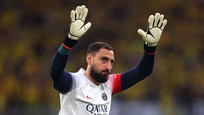 DORTMUND, GERMANY - MAY 01: Gianluigi Donnarumma of Paris Saint-Germain acknowledges the fans during the warm up prior to the UEFA Champions League semi-final first leg match between Borussia Dortmund and Paris Saint-Germain at Signal Iduna Park on May 01, 2024 in Dortmund, Germany. (Photo by Alex Grimm/Getty Images) Sky: “L’Inter è vigile su Gigio Donnarumma per il futuro: situazione e scenari” - immagine 1