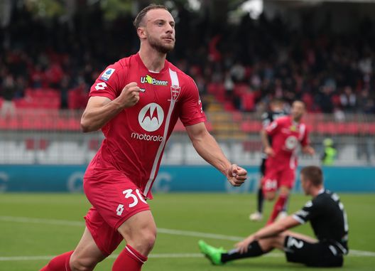 Carlos Augusto al Monza. (Foto di Emilio Andreoli/Getty Images) Monza, ufficiale la retrocessione in Serie B: storia di un disastro annunciato- immagine 3
