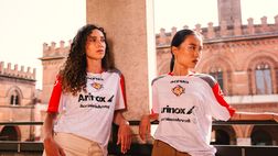 Cremonese, svelata la seconda maglia: bianca con richiami grigiorossi