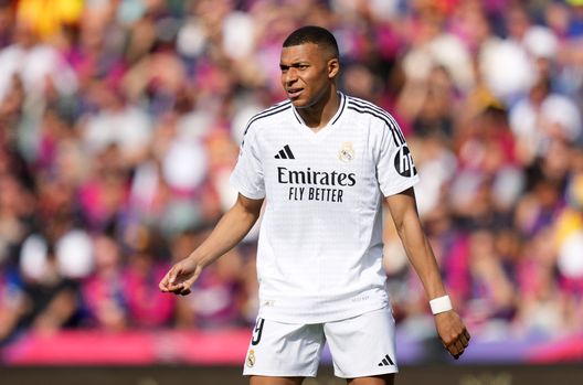 Kylian Mbappe durante la partita Barcellona e Real Madrid all'Estadi Olimpic Lluis Companys. (Foto di Alex Caparros/Getty Images) Un Clásico da goosebumps e stargazing: il Barcellona batte il Real Madrid e si avvicina al titolo- immagine 5
