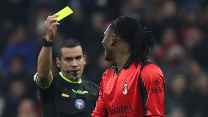 Marco Piccinini e Rafael Leao (arbitro di Milan-Parma ammonisce l'attaccante rossonero) | Serie A News (foto Getty Images) Milan-Parma, il VAR fa polemica: era un 'chiaro ed evidente errore'?
