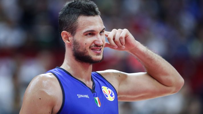 FOSHAN, CHINA - AUGUST 31: #8 Danilo Gallinari of the Italy National Team looks on against the Philippines National Team during the 1st round of 2019 FIBA World Cup at GBA International Sports and Cultural Center on August 31, 2019 in Foshan, China. (Photo by Zhong Zhi/Getty Images) Gallinari annuncia il ritiro, il Milan commenta: “Sei speciale Gallo!” - immagine 1