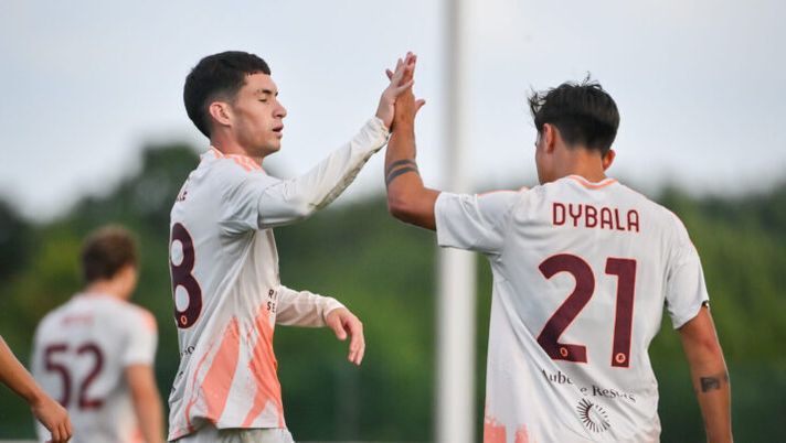BURTON UPON TRENT, ENGLAND - AUGUST 06: Paulo Dybala of AS Roma celebrates after scored the third goal for his team during the Pre-season Frienldy match between AS Roma and Barnsley at St George's Park on August 06, 2024 in Burton upon Trent, England. (Photo by Fabio Rossi/AS Roma via Getty Images) Roma e Juve, le indicazioni dalle amichevoli: Soulé, Dybala, Le Fee, Yildiz e super gol di Thuram - immagine 1