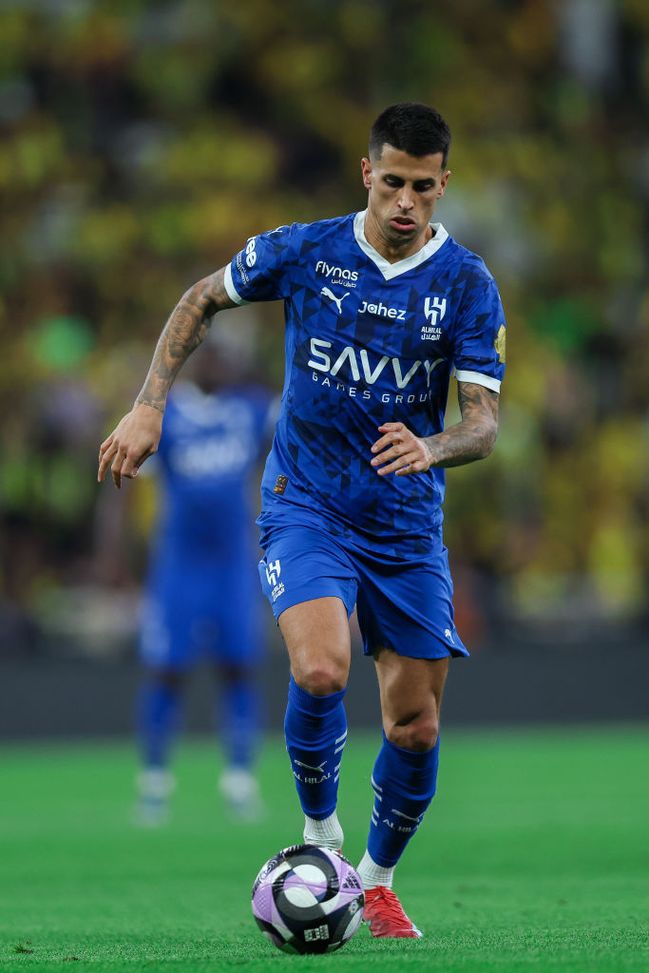 Joao Cancelo dell'Al Hilal durante la partita della Saudi Pro League. Tra Al Ittihad e Al Hilal allo stadio King Abduallah Sport City, il 20 febbraio 2025 a Gedda, Arabia Saudita. (Foto di Yasser Bakhsh/Getty Images) Joao Cancelo, il doppio ex che accende la sfida tra Manchester City e Al Hilal- immagine 2