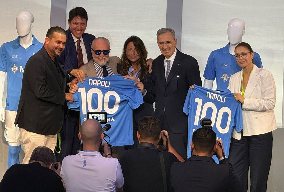 De Laurentiis e i figli Edoardo e Valentina posano con la maglia del Napoli – LE FOTO - immagine 4