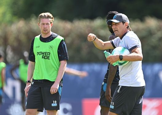 Antonio Conte del Napoli durante una sessione di allenamento il 18 luglio 2025 a Dimaro Conte da Dimaro: “Si riparte dallo scudetto sul petto”, e annuncia Beukema- immagine 3