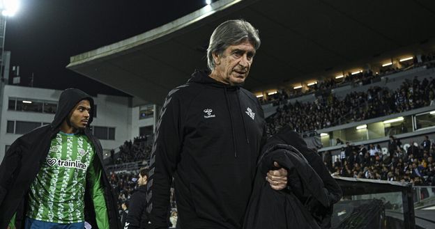 GUIMARAES, PORTUGAL - MARCH 13: Manuel Pellegrini, Head Coach of Real Betis, looks on prior to the UEFA Conference League 2024/25 Round of 16 Second Leg match between Vitoria SC and Real Betis Balompie at Estadio D. Afonso Henriques on March 13, 2025 in Guimaraes, Portugal. (Photo by Octavio Passos/Getty Images) Pellegrini Betis