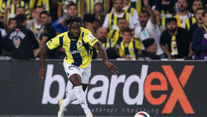 ISTANBUL, TURKEY - SEPTEMBER 21: Allan Saint Maximin of Fenerbahce runs for the ball during the Turkish Super big match between Fenerbahce and Galatasaray at Ulker Stadium on September 21, 2024 in Istanbul, Turkey. (Photo by Ahmad Mora/Getty Images) Ufficiale, Saint-Maximin nuovo giocatore del Lens: l’attaccante torna in patria - immagine 1