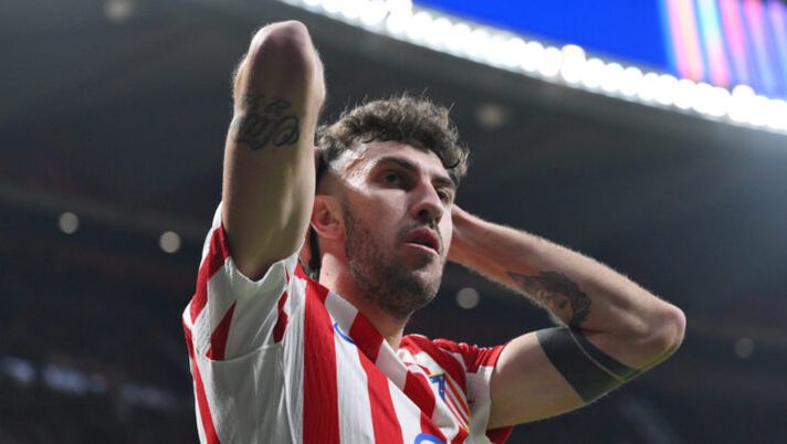 MADRID, SPAIN - NOVEMBER 26: Matteo Ruggeri of Atletico de Madrid reacts during the UEFA Champions League 2025/26 League Phase MD5 match between Atletico de Madrid and FC Internazionale Milano at Estadio Metropolitano on November 26, 2025 in Madrid, Spain. (Photo by David Ramos/Getty Images) L’agente di Ruggeri: “Richiesto dall’Italia, rispondo sulla Juve!”. Gazzetta: “Lo vuole la Roma” - immagine 1