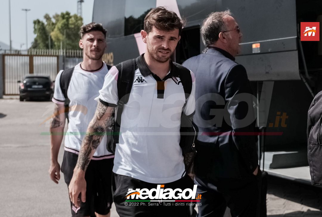 FOTO Palermo, il rientro al “Renzo Barbera” dopo la trasferta di Padova (Gallery) - immagine 13