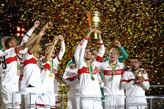 I giocatori dello Stoccarda sollevano la coppa.(Foto di Alexander Hassenstein/Getty Images) Bologna, Palace e Stoccarda: la rivincita dei club di medie dimensioni nelle coppe- immagine 5