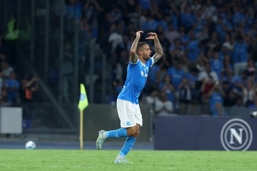 NAPLES, ITALY - SEPTEMBER 22: Leonardo Spinazzola of SSC Napoli celebrates after scoring his side second goal during the Serie A match between SSC Napoli and Pisa SC at Stadio Diego Armando Maradona on September 22, 2025 in Naples, Italy. (Photo by Francesco Pecoraro/Getty Images)