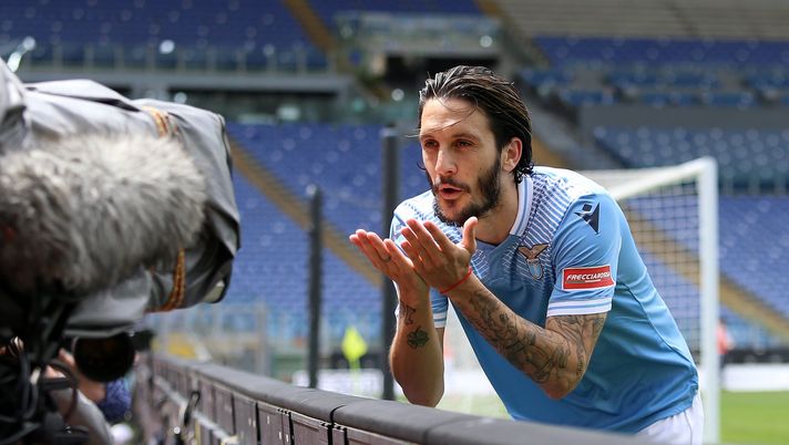 ROME, ITALY - MAY 02: Luis Alberto of SS Lazio celebrates after scoring their team's third goal during the Serie A match between SS Lazio and Genoa CFC at Stadio Olimpico on May 02, 2021 in Rome, Italy. Sporting stadiums around Italy remain under strict restrictions due to the Coronavirus Pandemic as Government social distancing laws prohibit fans inside venues resulting in games being played behind closed doors. (Photo by Paolo Bruno/Getty Images) Luis Alberto critica la Lazio: “Troppa incompetenza, fatale il primo addio di Sarri” - immagine 1