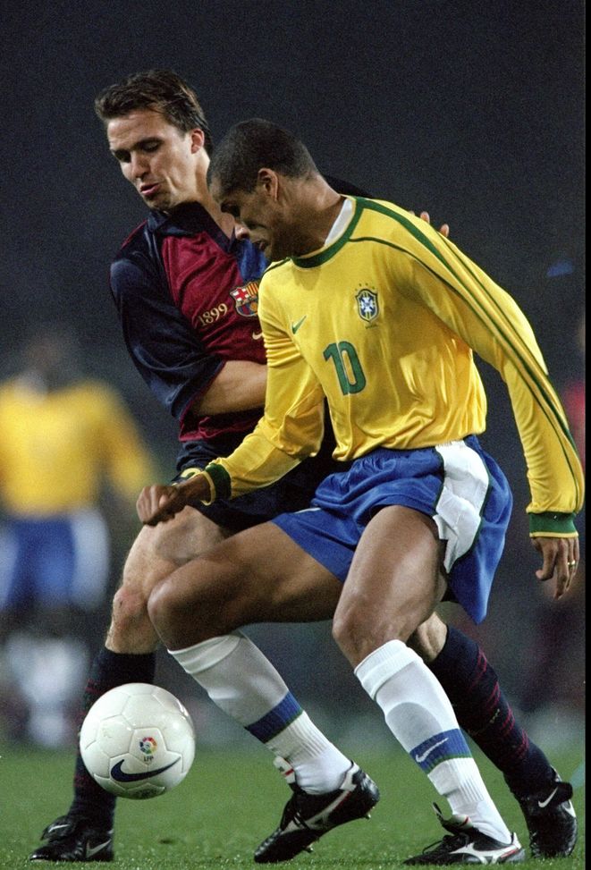 28 Aprile 1999: Rivaldo con la maglia del Brasile in azione contro il Barcellona. Mandatory Crediti: Phil Cole /Allsport Ancelotti-Brasile: nel contratto spunta l’amichevole con il Real Madrid- immagine 3