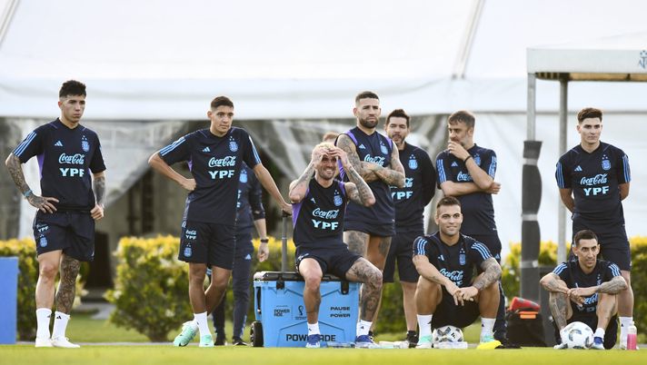 EZEIZA, ARGENTINA - NOVEMBER 14: (L-R) Enzo Fernandez, Nahuel Molina, Rodrigo De Paul, Nicolas Otamendi, Lautaro Martinez, Julian Alvarez and Angel Di Maria react during a training session of Argentina national team at Lionel Messi Training Camp on November 14, 2023 in Ezeiza, Argentina. (Photo by Rodrigo Valle/Getty Images) Qualificazioni Mondiali 2026, c’è Argentina-Uruguay. La Celeste non vince da… - immagine 1