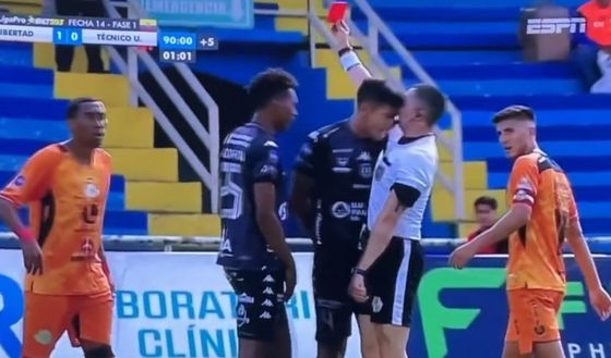 Ecuador, follia e cartellini rossi: il giocatore espulso rifila una testata all’arbitro- immagine 2