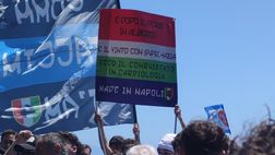 FOTO Meraviglioso striscione in onore del quarto scudetto esposto sul lungomare
