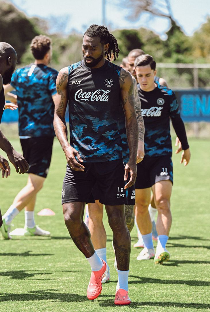 Gli azzurri si allenano per il match contro il Genoa agli ordini di Conte