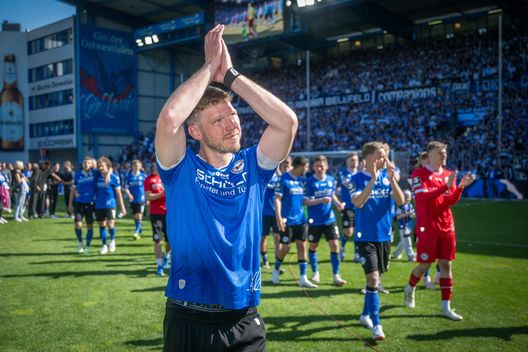 BIELEFELD, GERMANIA - MAGGIO 11: Fabian Klos mentre riceve il tributo dai suoi tifosi. (Foto di Thomas F. Starke/Getty Images for DFB) Arminia Bielefeld e la sua leggenda: Fabian Klos, il Totti tedesco- immagine 2