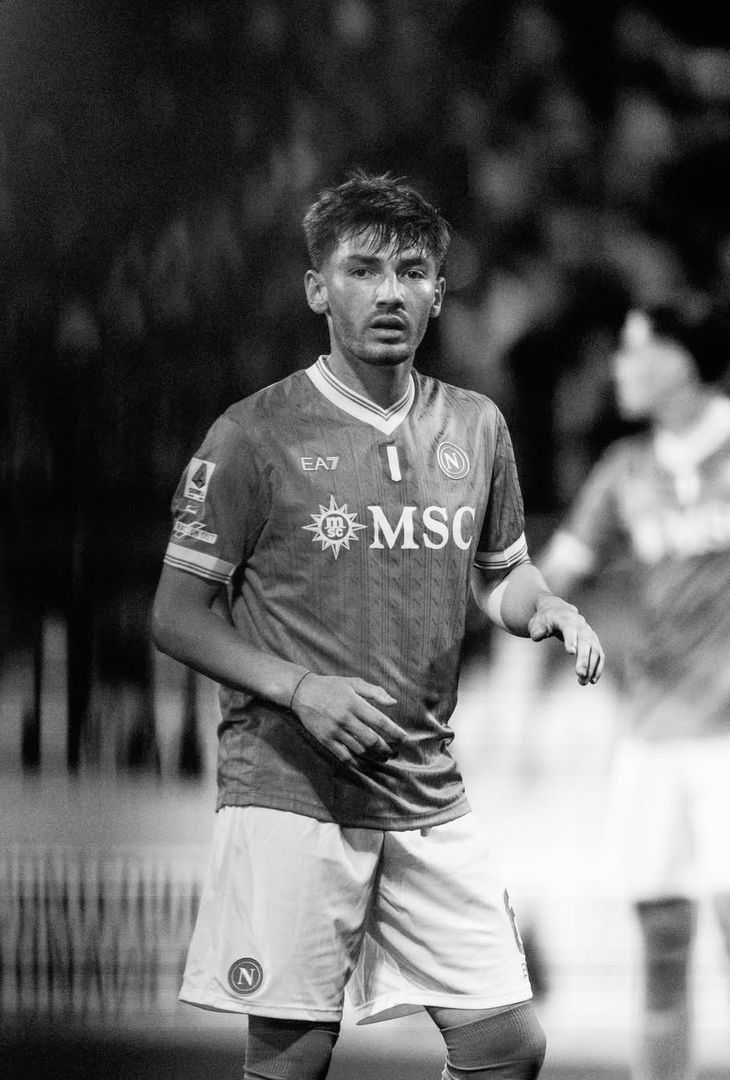 L'esaltazione fulminea generata dal gol-lampo di McTominay e lo spirito di sacrificato mostrato dagli azzurri nell'arco dell'intera gara: due sensazioni umane che vanno a comporre il riassunto 'in bianco e nero' di Cagliari-Napoli realizzato dall'admin dell'account Instagram della compagine partenopea.