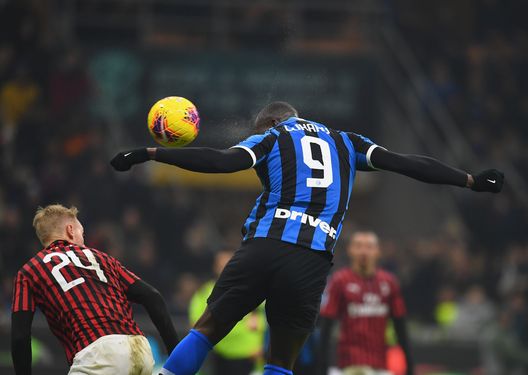 MILAN, ITALY - FEBRUARY 09: Romelu Menama Lukaku Bolingoli of FC Internazionale scores the fourth goal during the Serie A match between FC Internazionale and AC Milan at Stadio Giuseppe Meazza on February 9, 2020 in Milan, Italy. (Photo by Claudio Villa - Inter/Inter via Getty Images) milan-inter-partite-importanti-storiche-champions-league-formazioni-ricordi-memories-amarcord