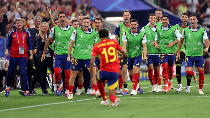 MUNICH, GERMANY - JULY 09: Players of Spain celebrate on the bench as Lamine Yamal of Spain celebrates scoring his team's first goal during the UEFA EURO 2024 Semi-Final match between Spain and France at Munich Football Arena on July 09, 2024 in Munich, Germany. (Photo by Alex Livesey/Getty Images) La stella di Yamal oscura Mbappé, Spagna in finale di Euro2024: Francia KO - immagine 1