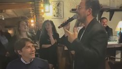 Andrea Sannino canta “Abbracciame”: Conte e i calciatori si scatenano!