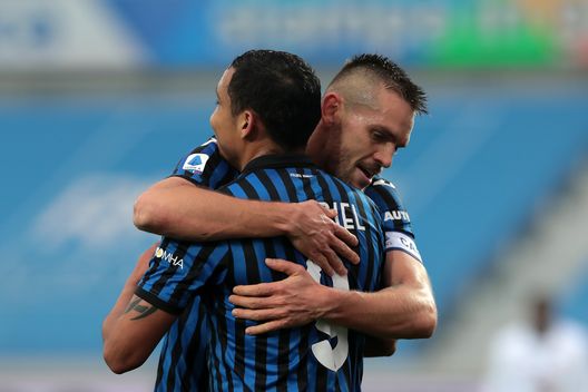 BERGAMO, ITALY - FEBRUARY 06: Luis Muriel of Atalanta B.C. celebrates with teammate Rafael Toloi after scoring his team's third goal during the Serie A match between Atalanta BC and Torino FC at Gewiss Stadium on February 06, 2021 in Bergamo, Italy. Sporting stadiums around Italy remain under strict restrictions due to the Coronavirus Pandemic as Government social distancing laws prohibit fans inside venues resulting in games being played behind closed doors. (Photo by Emilio Andreoli/Getty Images) La difesa della Dea non è imbattibile: è la peggiore delle prime 6 in classifica- immagine 2