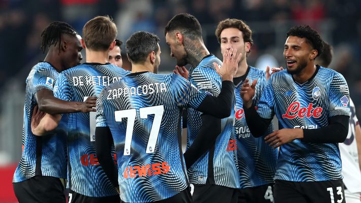 BERGAMO, ITALY - DECEMBER 13: Davide Zappacosta of Atalanta celebrates his assist for his team's first goal, scored by Gianluca Scamacca (obscured) with teammate Ederson (R) during the Serie A match between Atalanta BC and Cagliari Calcio at Gewiss Stadium on December 13, 2025 in Bergamo, Italy. (Photo by Marco Luzzani/Getty Images) Serie A, Atalanta-Cagliari 2-1: doppietta di Scamacca, ai sardi non basta Gaetano - immagine 1