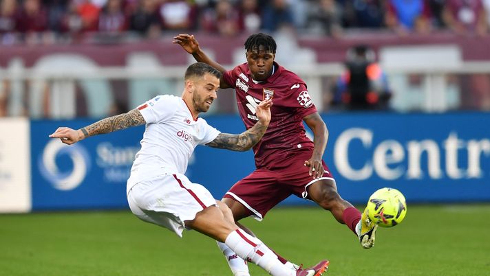 TURIN, ITALY - APRIL 08: Leonardo Spinazzola of AS Roma is challenged by Wilfried Singo of Torino FC during the Serie A match between Torino FC and AS Roma at Stadio Olimpico di Torino on April 08, 2023 in Turin, Italy. (Photo by Valerio Pennicino/Getty Images) Torino, Singo celebra le 100 presenze con la maglia granata - immagine 1