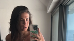 Carolina Marcialis, fisico strepitoso in costume. Il selfie allo specchio scatena il web