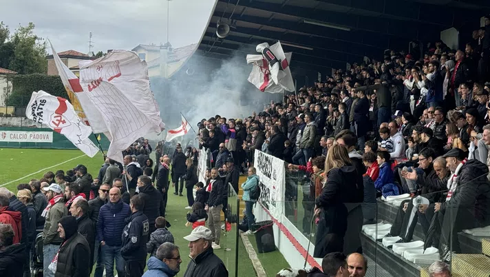 Padova-Vicenza, 500 tifosi alla rifinitura. Cori e striscioni contro Euganeo e Mirabelli - immagine 1