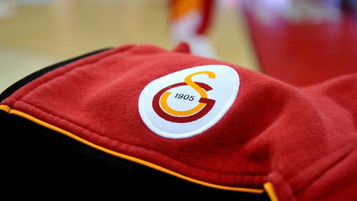 ATHENS, GREECE - MARCH 17: Galatasaray's logo on a shiert during the 2016/2017 Turkish Airlines EuroLeague Regular Season Round 26 game between Olympiacos Piraeus v Galatasaray Odeabank Istanbul at Peace and Friendship Stadium on March 17, 2017 in Athens, Greece. (Photo by Panagiotis Moschandreou/Euroleague Basketball via Getty Images) Galatasaray, caos in società: dopo 18 anni si dimette il ds Ergun - immagine 1