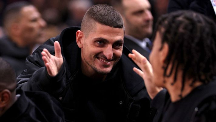 PARIS, FRANCE - JANUARY 11: Marco Verratti and Ethan Mbappe speak during the NBA match between Brooklyn Nets and Cleveland Cavaliers at The Accor Arena on January 11, 2024 in Paris, France. (Photo by Dean Mouhtaropoulos/Getty Images) Al-Duhail, la nuova vita di Verratti: “La mattina in spiaggia, il pomeriggio mi alleno” - immagine 1