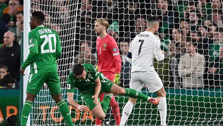 DUBLIN, IRELAND - NOVEMBER 13: Dara O'Shea of Republic of Ireland reacts after being fouled by Cristiano Ronaldo of Portugal during the FIFA World Cup 2026 qualifier match between Republic of Ireland and Portugal at Aviva Stadium on November 13, 2025 in Dublin, Ireland. (Photo by Charles McQuillan/Getty Images) Portogallo, gomitata di Cristiano Ronaldo e primo rosso in carriera con la Nazionale - immagine 1