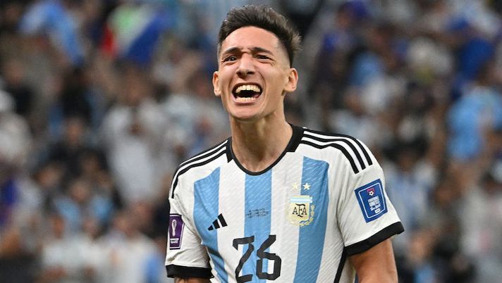 Argentina's defender #26 Nahuel Molina celebrates scoring his team's first goal during the Qatar 2022 World Cup quarter-final football match between Netherlands and Argentina at Lusail Stadium, north of Doha, on December 9, 2022. (Photo by Alberto PIZZOLI / AFP) (Photo by ALBERTO PIZZOLI/AFP via Getty Images) Juve, anche Molina nel casting degli esterni. I bianconeri pronti a inserire una contropartita - immagine 1