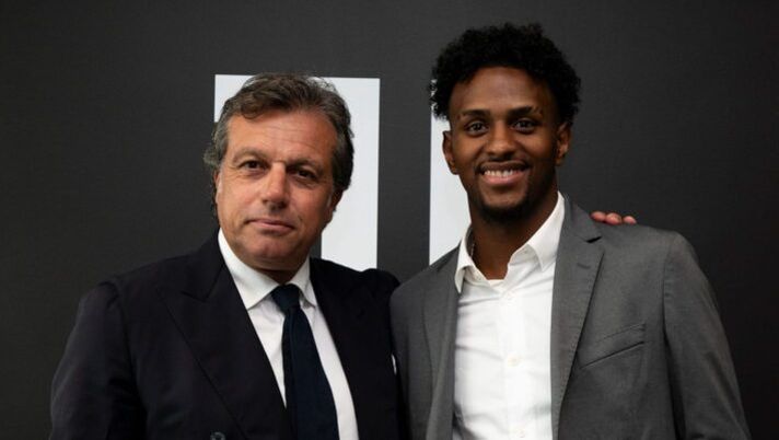 TURIN, ITALY - JULY 18: Cristiano Giuntoli and Juan Cabal during the signing of the new contract at JTC at Jmedical on July 18, 2024 in Turin, Italy. (Photo by Diego Puletto/Juventus/Juventus FC via Getty Images) UFFICIALE – Cabal è un giocatore della Juventus: il comunicato e le cifre - immagine 1