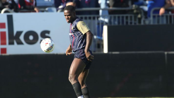 CAGLIARI, ITALY - APRIL 23: Zito Luvumbo of Cagliari warms up prior the Serie A match between Cagliari and Fiorentina at Sardegna Arena on April 23, 2025 in Cagliari, Italy. (Photo by Enrico Locci/Getty Images) Angola-Mauritius: dove vedere il match in diretta TV e in streaming LIVE gratis - immagine 1