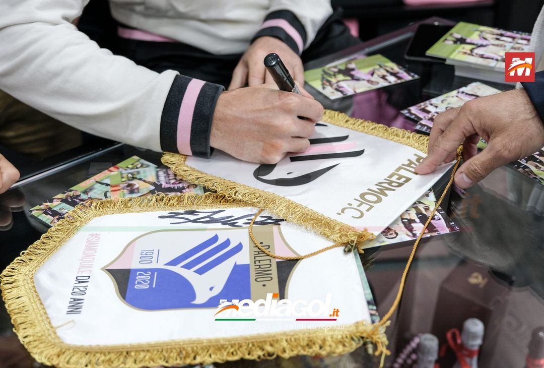 FOTO Palermo: Brunori e Soleri incontrano i tifosi allo Store Ufficiale. La gallery - immagine 37
