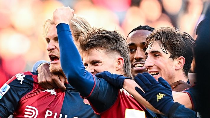 GENOA, ITALY - JANUARY 12: Morten Frendrup of Genoa (2nd from left) celebrates with his team-mates after scoring a goal during the Serie A match between Genoa and Parma at Stadio Luigi Ferraris on January 12, 2025 in Genoa, Italy. (Photo by Simone Arveda/Getty Images) I voti di Genoa-Parma al fanta: la scelta su Man! Super Frendrup, Pinamonti più di Bonny- immagine 1