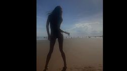VIDEO / Belen, messaggio motivazionale con balletto in spiaggia: “Sii te stesso perché…”