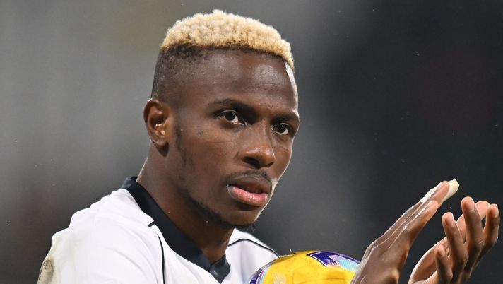 REGGIO NELL'EMILIA, ITALY - FEBRUARY 28: Victor Osimhen of SSC Napoli applauds his fansduring the Serie A TIM match between US Sassuolo and SSC Napoli - Serie A TIM at Mapei Stadium - Citta' del Tricolore on February 28, 2024 in Reggio nell'Emilia, Italy. (Photo by Alessandro Sabattini/Getty Images) osimhen psg